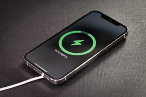 スマホを充電しているところ